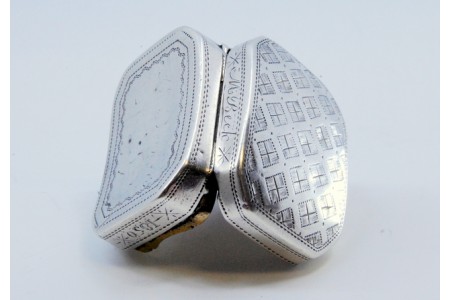 Caixa de Vinagrete em prata com gravados assimétricos na tampa e interior dourado do período de George III.